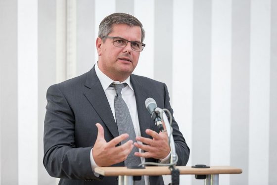 Thomas Sapper, Vorstandsvorsitzender der Deutsche Fertighaus Holding AG, hat schon früh voll auf Nachhaltigkeit bei Konzeption, Bau und Nutzung neuer Häuser Wert gelegt. (Foto: DFH AG)